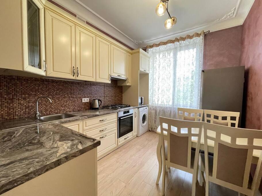 Luxury Apartment In The Center キシナウ エクステリア 写真