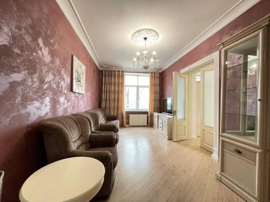 Luxury Apartment In The Center キシナウ エクステリア 写真